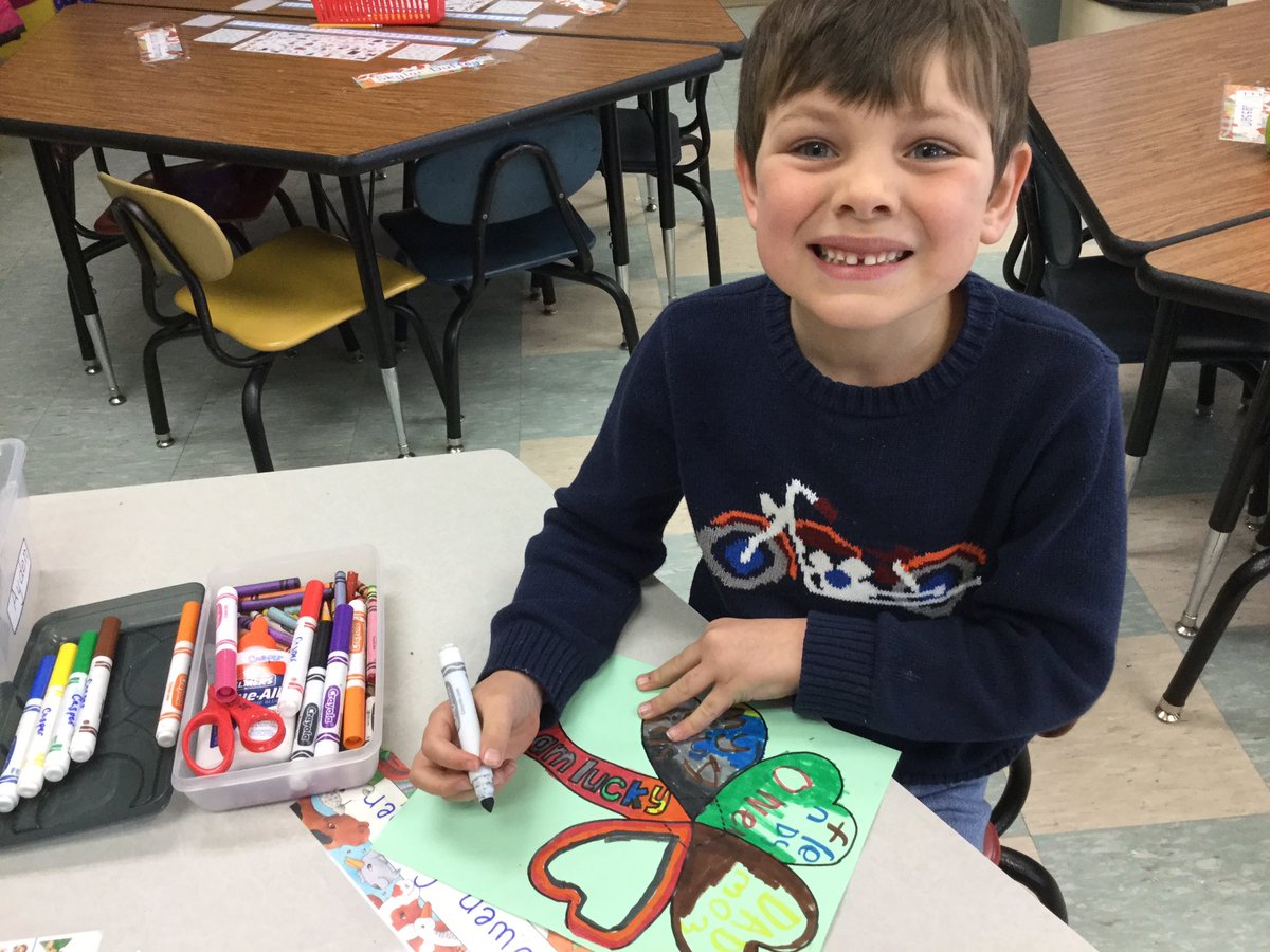 franzenjm's tweet photo. I am lucky because... four leaf clover writing activity. #2020howardwinn #twitter Tuesday https://t.co/VsVKpN25Wz