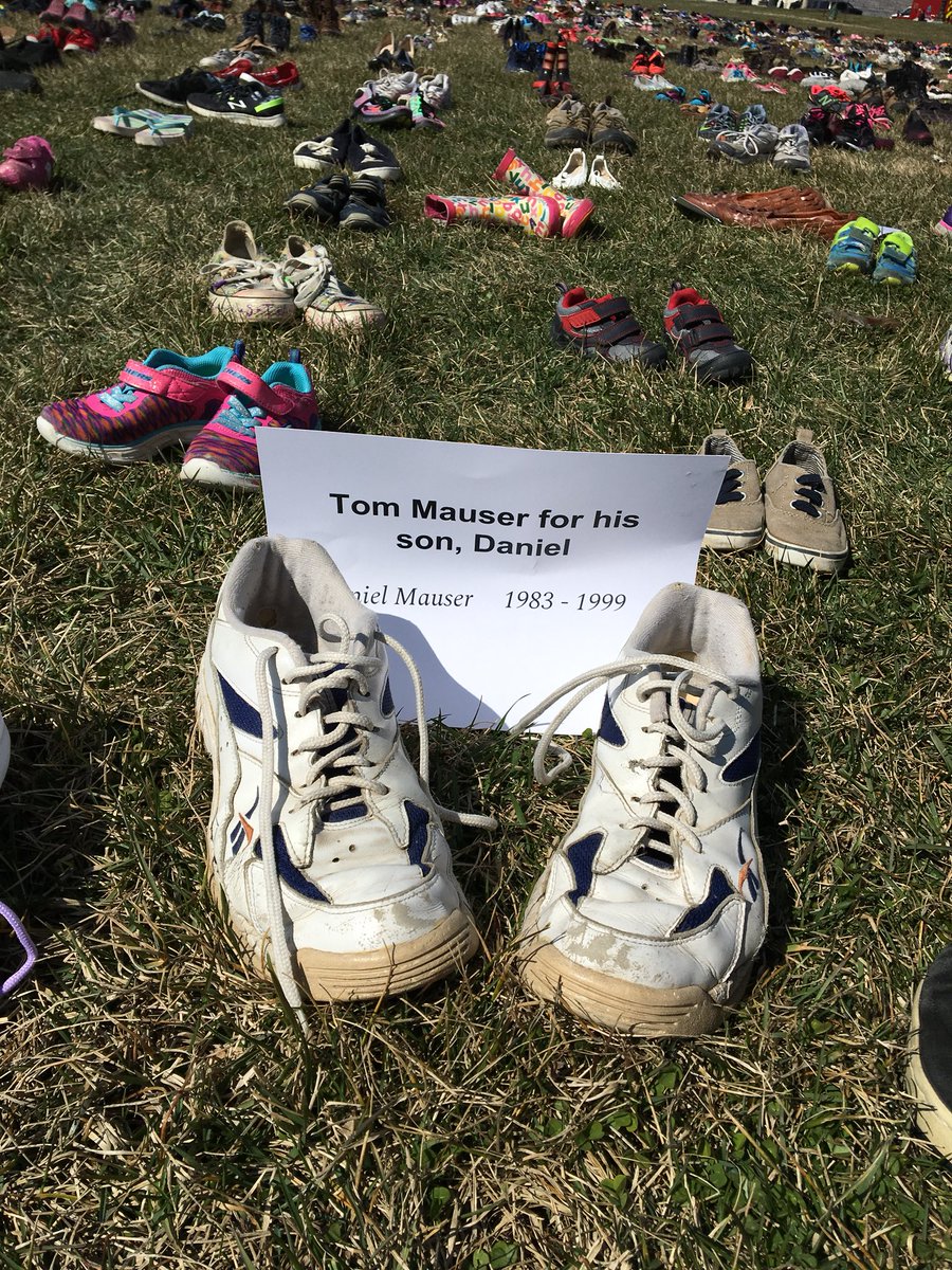7000 shoes outside the U.S. Capitol rn to represent the children who lost their lives due to guns since Sandy Hook. Tom Mauser brought a pair of his son Daniel’s shoes to help w/ this installation. Daniel was 15 when he was shot and killed at Columbine. #NotOneMore <a href="/Avaaz/">Avaaz</a> <a href="/MoveOn/">MoveOn</a>