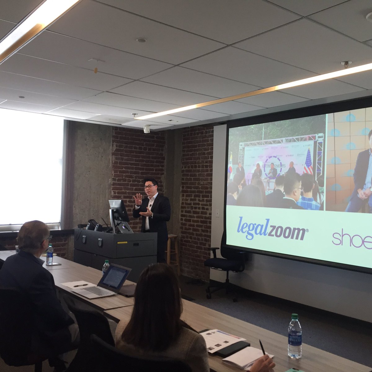 random_program's tweet photo. Dr. Woojin Kim is giving a keynote speech on innovation @EmoryRadInnovates @emoryrad_save https://t.co/aXWhG2d568