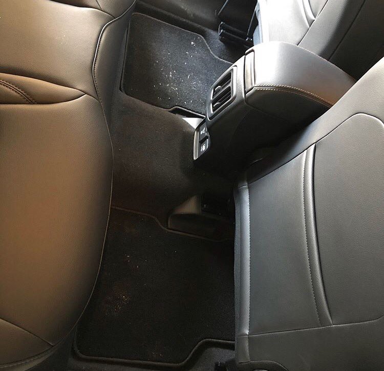 Husky_Liners's tweet image. Before and after pictures of WeatherBeaters in a Jeep Compass 
📷: @esmith1648