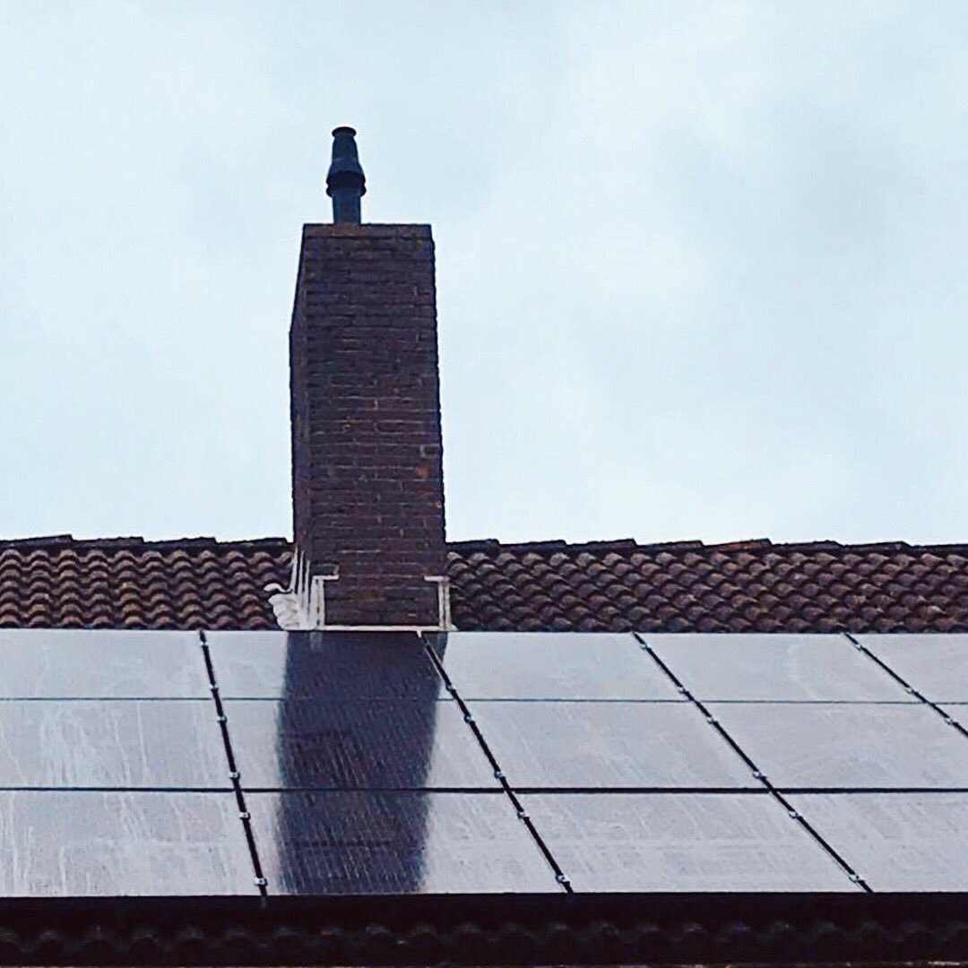 Wat een stralende dag! Vanaf vandaag draait het kantoor van BLOOM op de zon ☀️ en de rest gaat naar <a href="/Vandebron/">Vandebron</a> Dank BeSolar voor de goede service. Met deze stap is ons duurzame drukwerk nog een stapje groener! #letthesunshine #zonnepanelen #bloeikaarten #bloeipotloden #duurzaam