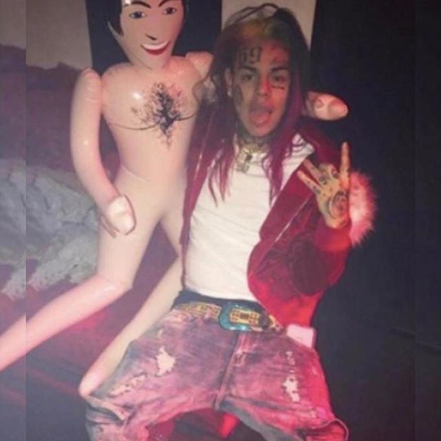 PaperChaserBlog's tweet photo. Caption this #6ix9ine #tekashi69 #day69 #billy #bloods #gummo #brooklyn #newyorkcity #spankyloco #kidfrost #xxlfreshman #rapper #kingofnewyork #trippieredd #musichaschanged #skittles #boskoe100 #wtfisthis #idkanymore #uglygod #aboogiewitdahoodie #fettywap https://t.co/vw39wxRKiB https://t.co/L74NuxRleM