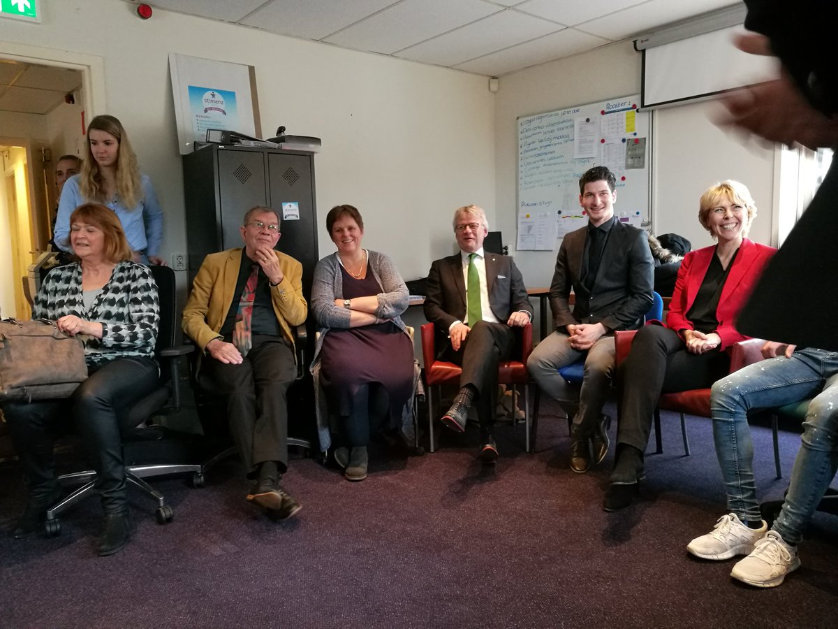 Outreachend055's tweet image. Ontmoeting tussen college B&amp;amp;W en Stimenz. Waarbij het OT over hun werk mocht pitchen en een jongere zijn verhaal mocht delen. Een eye-opener voor het college. Onze jongere rechts naast de Burgemeester #probz
#stimenz #apeldoorn #college #jongeren