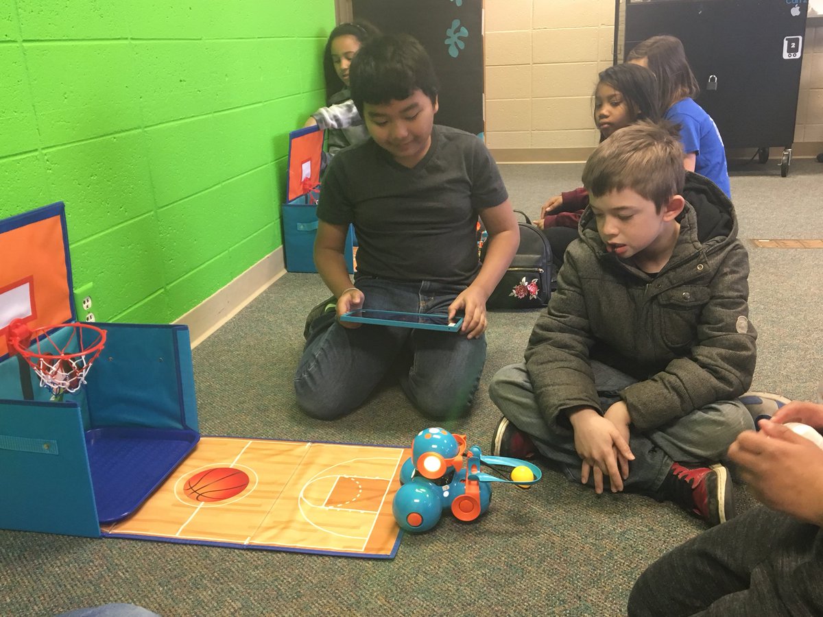 hosseini_mari's tweet photo. Ss had a blast coding dash to shoot a basketball in the stem lab today. #MarchMadness #sdjpl3 #Collaboration https://t.co/iY3lWj8EtP