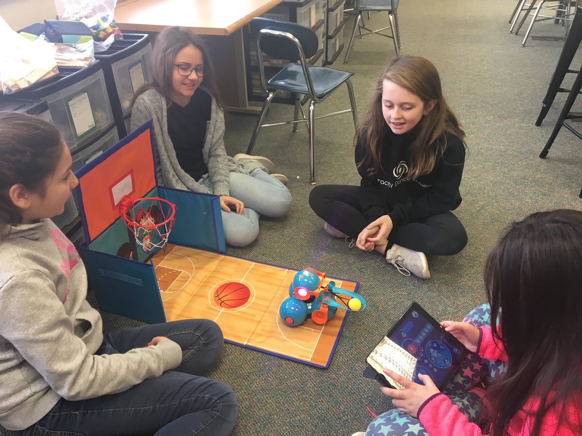 hosseini_mari's tweet photo. Ss had a blast coding dash to shoot a basketball in the stem lab today. #MarchMadness #sdjpl3 #Collaboration https://t.co/iY3lWj8EtP