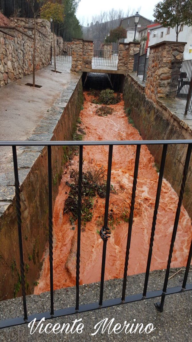 vicentem1966's tweet photo. Tras las lluvias, así amanecía Retiendas el sábado 10 de marzo. https://t.co/yyLAZVp4YG