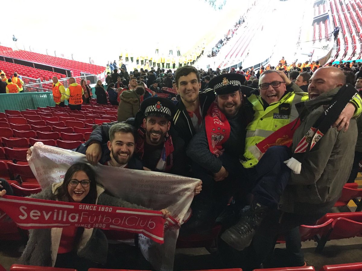 RarrochaR's tweet photo. Hasta la Policia inglesa está celebrando la gesta del Sevilla :) https://t.co/rpdNbMN8fu
