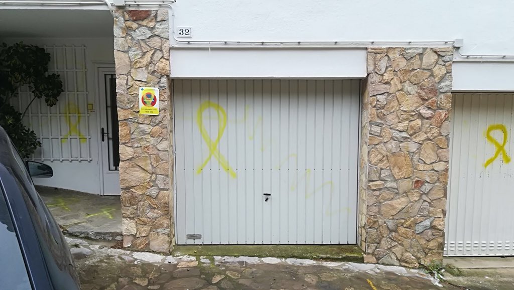 InesArrimadas's tweet photo. Tot el meu suport al company que ha patit aquest atac a casa seva a Torroella de Montgrí. I als totalitaris que ho han fet: us hem guanyat a les urnes i no ens fareu callar mai. https://t.co/u2obxglcN8