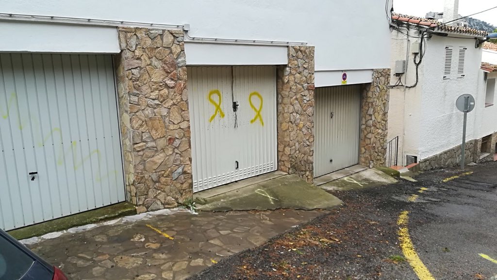 InesArrimadas's tweet photo. Tot el meu suport al company que ha patit aquest atac a casa seva a Torroella de Montgrí. I als totalitaris que ho han fet: us hem guanyat a les urnes i no ens fareu callar mai. https://t.co/u2obxglcN8