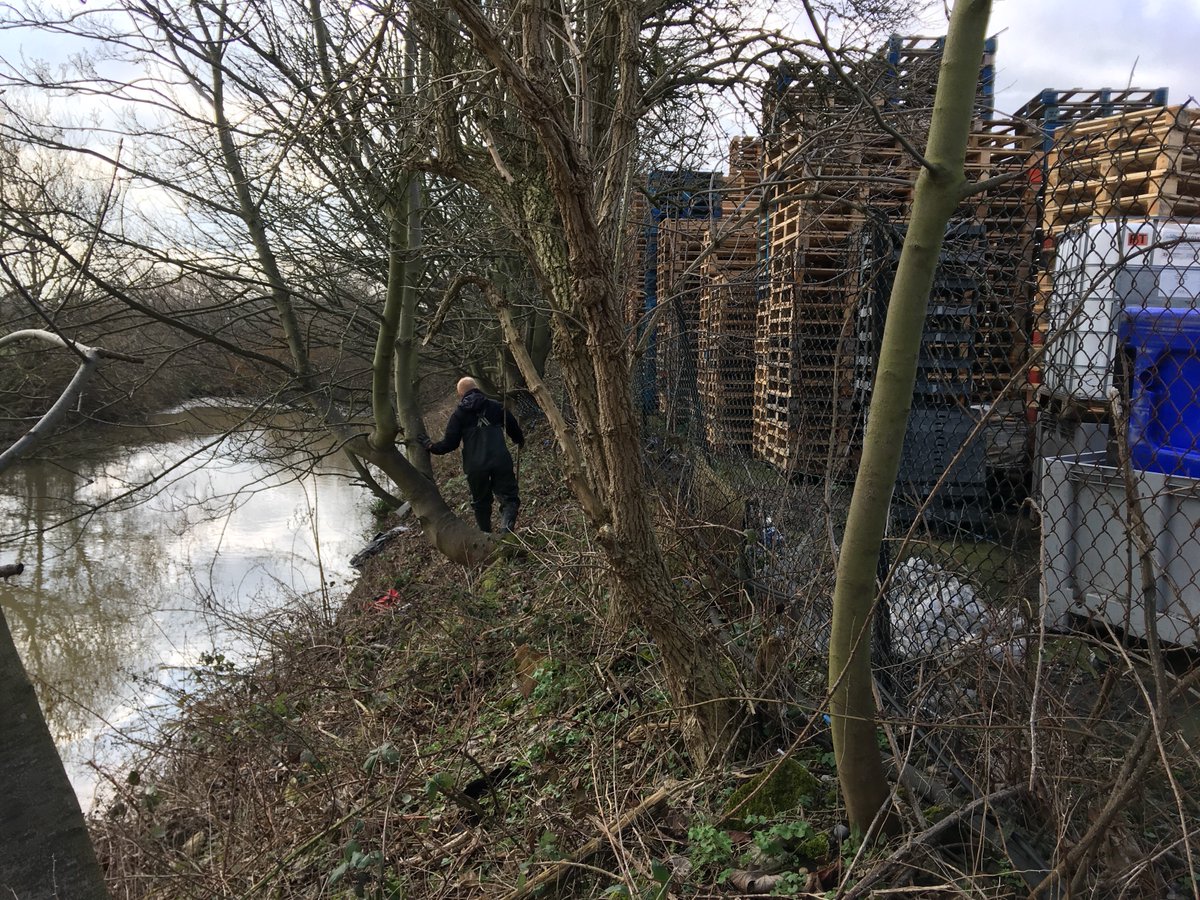 StonebridgeLock's tweet photo. Spent a good part of the day a shootin’ snaps & a huntin’ #watervole down the ol’ #RiverLea Diversion (home to only the bravest #biodiversity) #StonebridgeLock to #thePaddock #HaleWharf #TottenhamLock today with @etlawlor1 #lovewhereyoulive #shapeyourriver https://t.co/BzL4pamJnr