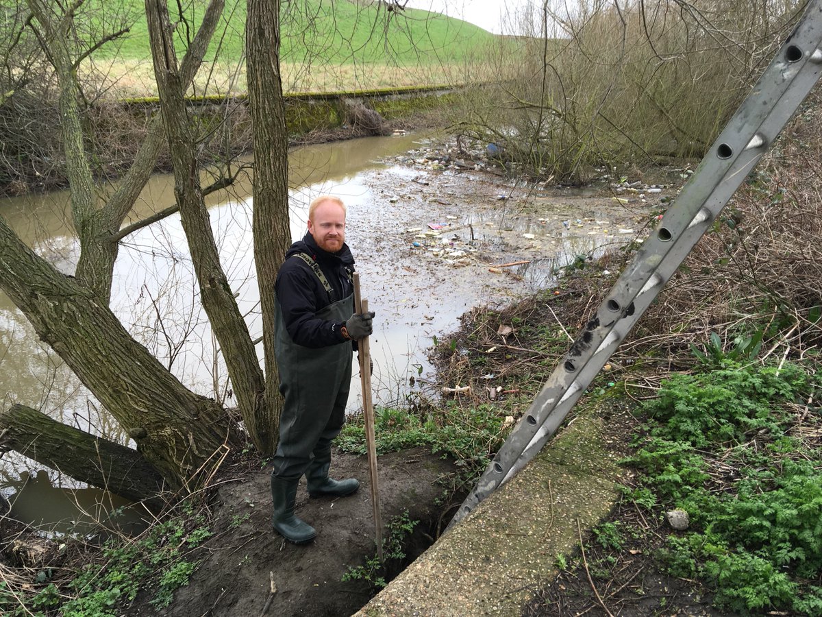 StonebridgeLock's tweet photo. Spent a good part of the day a shootin’ snaps & a huntin’ #watervole down the ol’ #RiverLea Diversion (home to only the bravest #biodiversity) #StonebridgeLock to #thePaddock #HaleWharf #TottenhamLock today with @etlawlor1 #lovewhereyoulive #shapeyourriver https://t.co/BzL4pamJnr