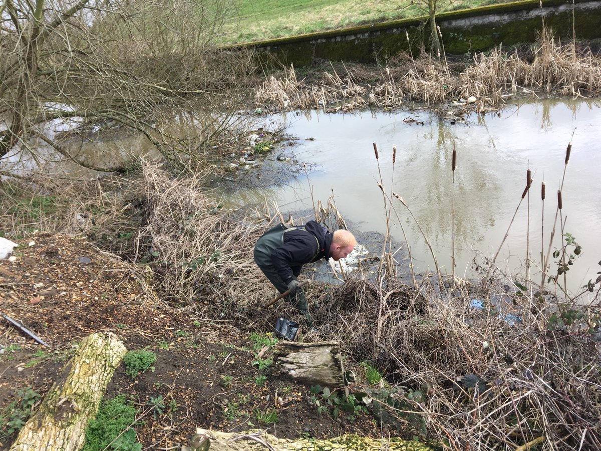 StonebridgeLock's tweet photo. Spent a good part of the day a shootin’ snaps & a huntin’ #watervole down the ol’ #RiverLea Diversion (home to only the bravest #biodiversity) #StonebridgeLock to #thePaddock #HaleWharf #TottenhamLock today with @etlawlor1 #lovewhereyoulive #shapeyourriver https://t.co/BzL4pamJnr