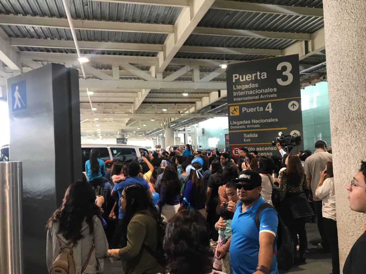 ExatlonMx's tweet photo. #SoyExatlón cuando fui a recibir a @ErnestooCazares y @Macky_mx al aeropuerto. ¡Gracias! 💪😱 https://t.co/ov1xswrG1d