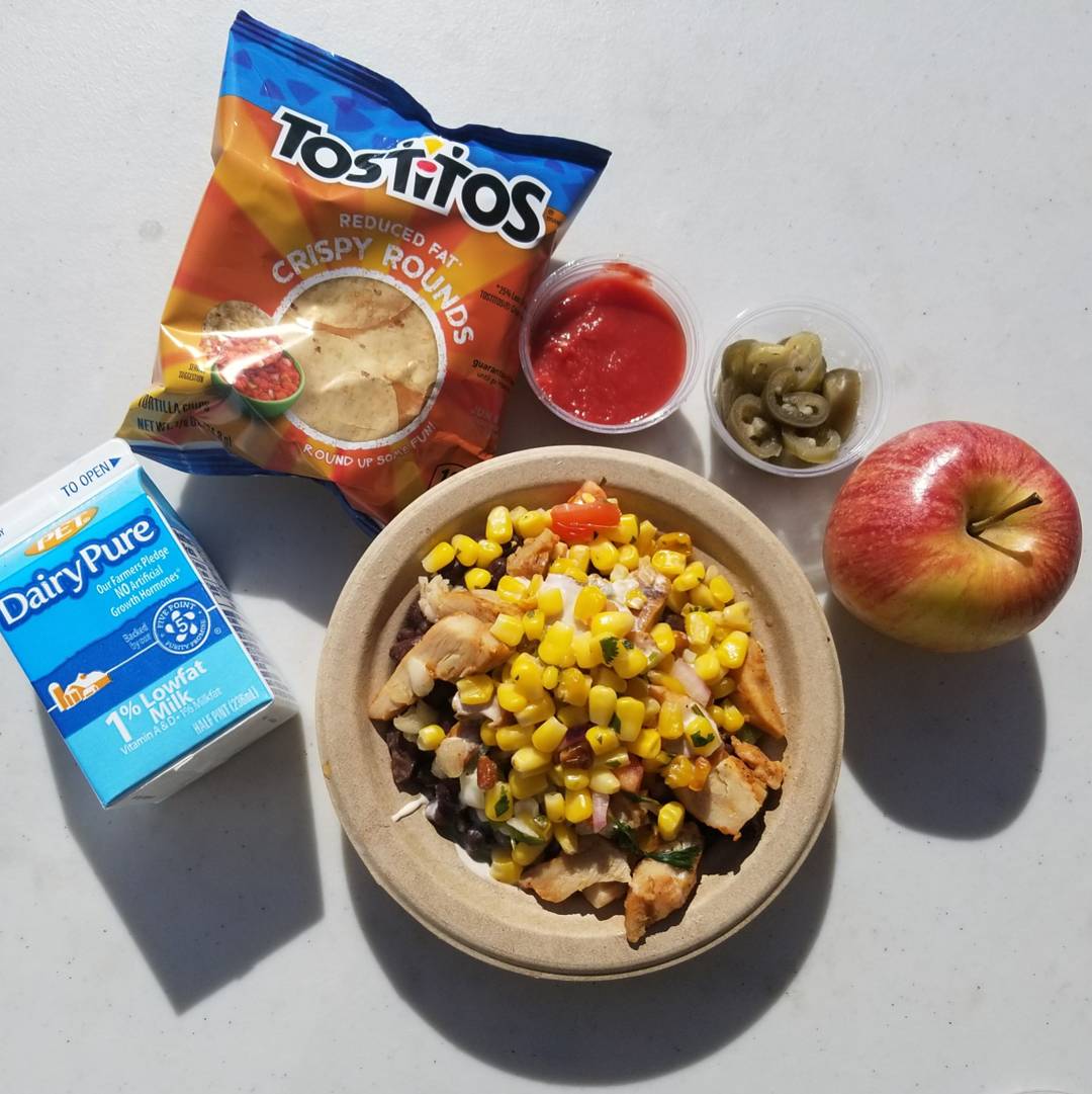 Chefrebeccak12's tweet photo. Students were lined up at Fairforest Middle to get a Burrito Bowl off the Food Truck! #schoollunch #realschoolfood #spartanburg #district6 #chefsmovetoschools #foodtruck #nofilterneeded https://t.co/WsRBIOrvD9