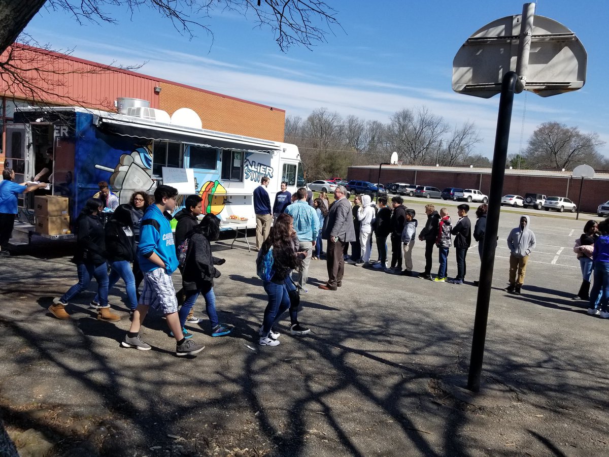 Chefrebeccak12's tweet photo. Students were lined up at Fairforest Middle to get a Burrito Bowl off the Food Truck! #schoollunch #realschoolfood #spartanburg #district6 #chefsmovetoschools #foodtruck #nofilterneeded https://t.co/WsRBIOrvD9