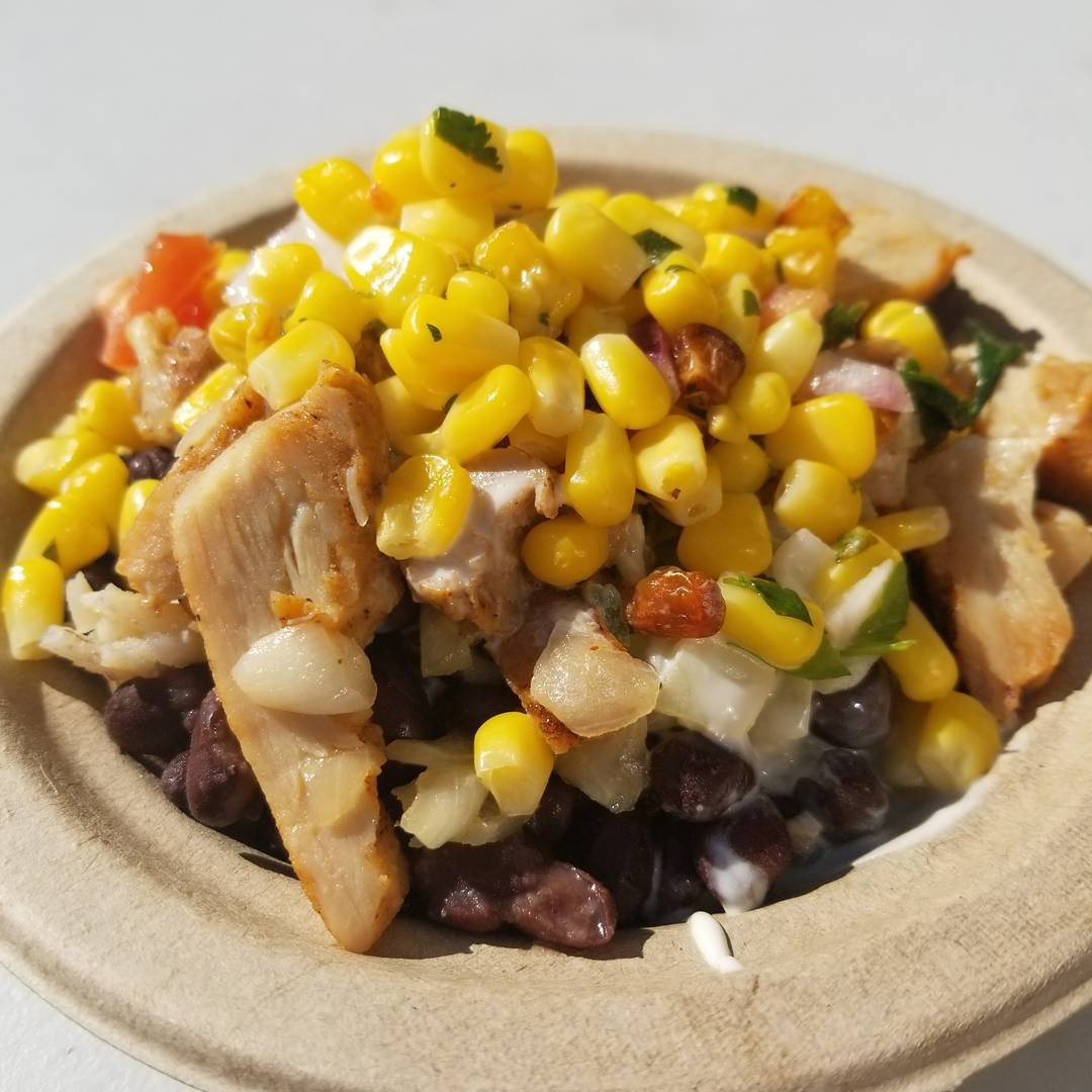 Chefrebeccak12's tweet photo. Students were lined up at Fairforest Middle to get a Burrito Bowl off the Food Truck! #schoollunch #realschoolfood #spartanburg #district6 #chefsmovetoschools #foodtruck #nofilterneeded https://t.co/WsRBIOrvD9