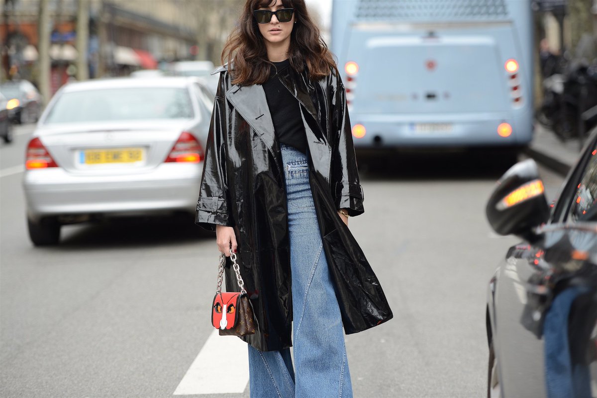 atelierstudioit's tweet photo. Go classic Parisian like @Eleonoracarisi and pair a #vinyl #trench with #bellbottom #jeans, and prepare to stylishly squeak your way through the street. Read more at https://t.co/yBcUSzw3gc https://t.co/f4Afp2G3JB