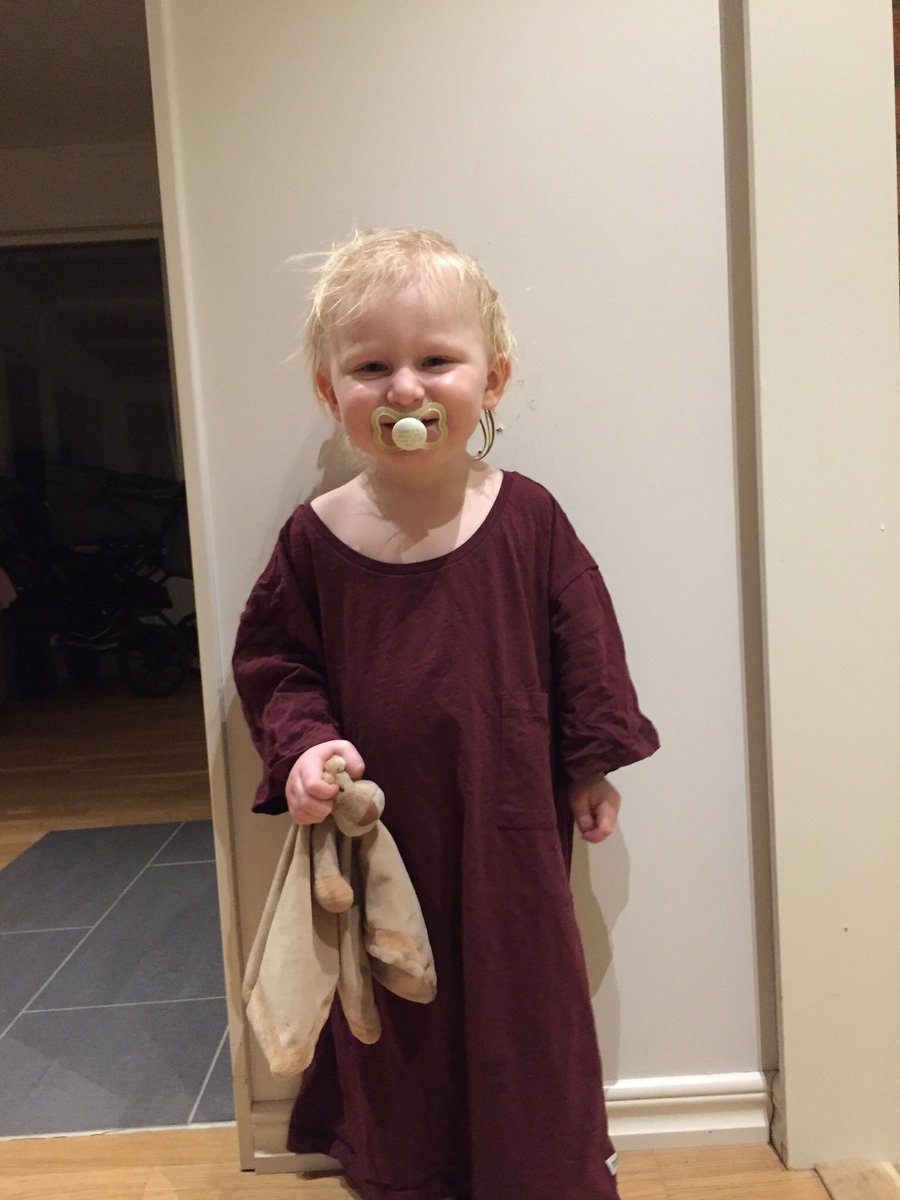 fridasvanberg's tweet photo. ”Båba pappa täde mamma” (sova i pappas kläder mamma) 💙 https://t.co/XggGQr4eup