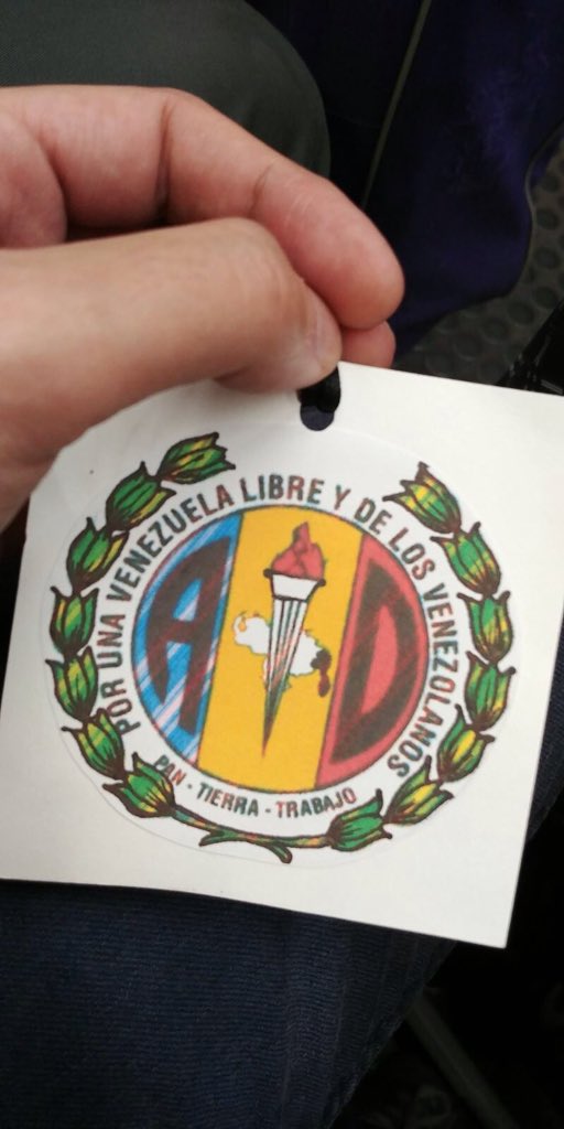 gonzalez_seclen's tweet photo. Mira @NicolasMaduro te voy a decir algo que jamás vas a comprender, AD @ADemocratica no son dos siglas #AccionDemocratica es un sentimiento nacional internalizado en los huesos de cada venezolano que lucha por rescatar a #Venezuela de las garras de tu #NarcoAsesinoRegimen https://t.co/uUlVijIxMo