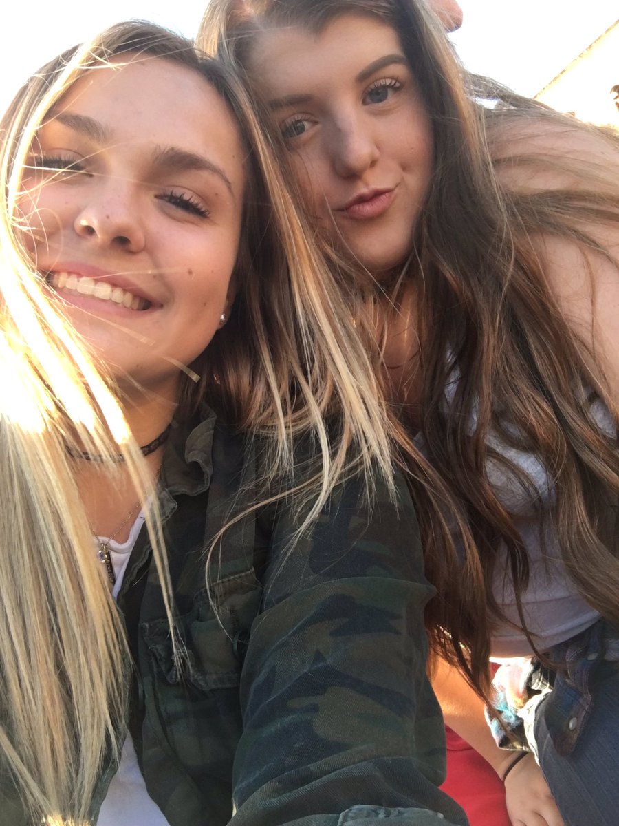 EmmaPithan_'s tweet photo. happy birthday, love you so much💛 https://t.co/gr40gYjZOU
