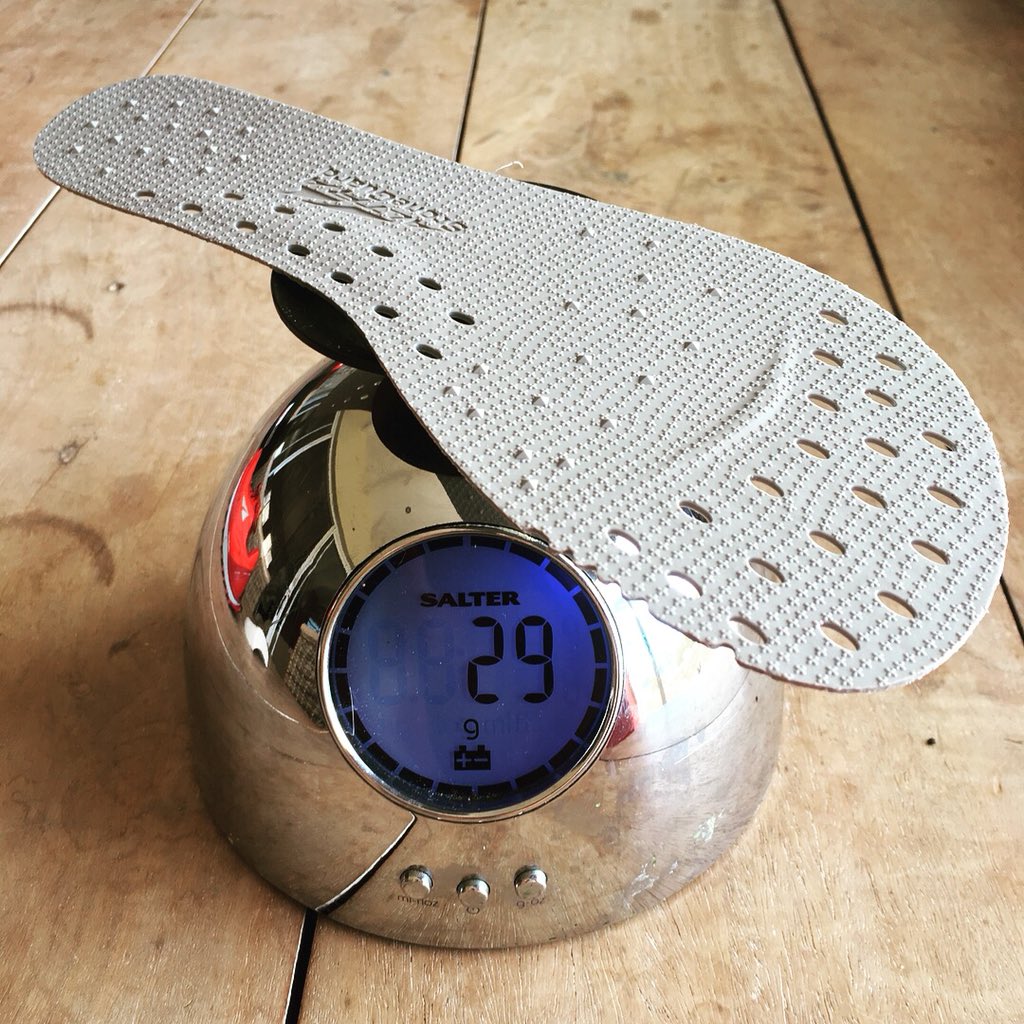 therovingrunner's tweet photo. The #Altra #Superior 3.5’s are dual purpose! #stoneguard inner (30g) adds a whole lot of protection for longer technical & rocky trails! Take them out & shoe weights a mere 270g & ready 4 those runs/races on smoother trails. #ZeroLimits #AltraRunning #RedMeetsRed #EmbraceTheSpace https://t.co/hLCdX9GbKw