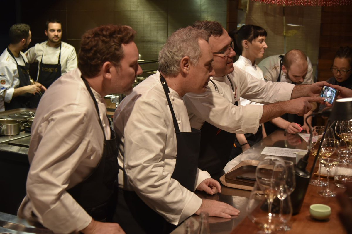 ¡Noche emocionante y divertida la de ayer, celebrando el décimo aniversario de #DosPalillos!