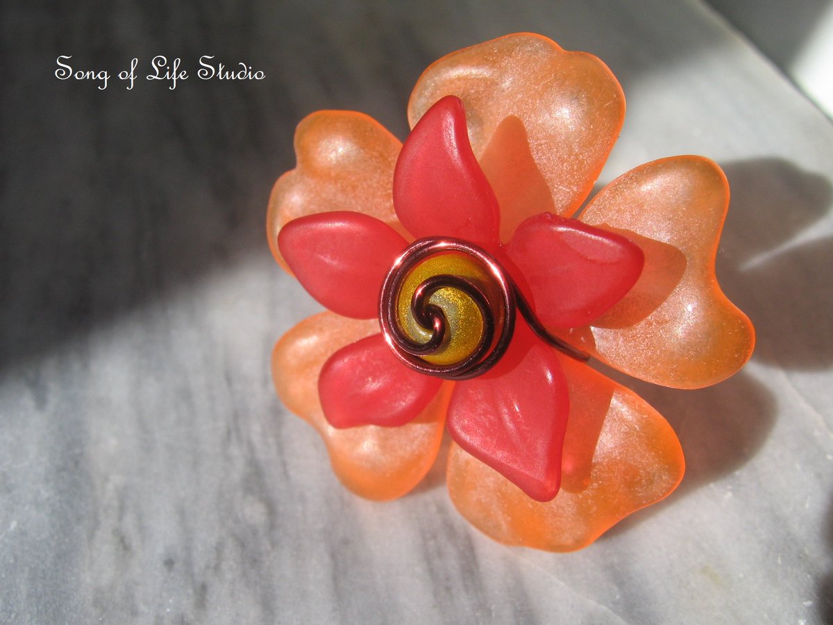 LaurieCDesigns's tweet photo. Orange Flower Ring https://t.co/rPsqNSjIj9   #handmadejewelry #handmadejewellery #giftsformom #giftsforher #jewelryonetsy #jewelryaddict #jewelry #jewellery #accessories #birthdaygifts #jewelrygifts #etsystore #Orange #Rings #Gifts #MothersDayGifts https://t.co/3u2vxknmkk