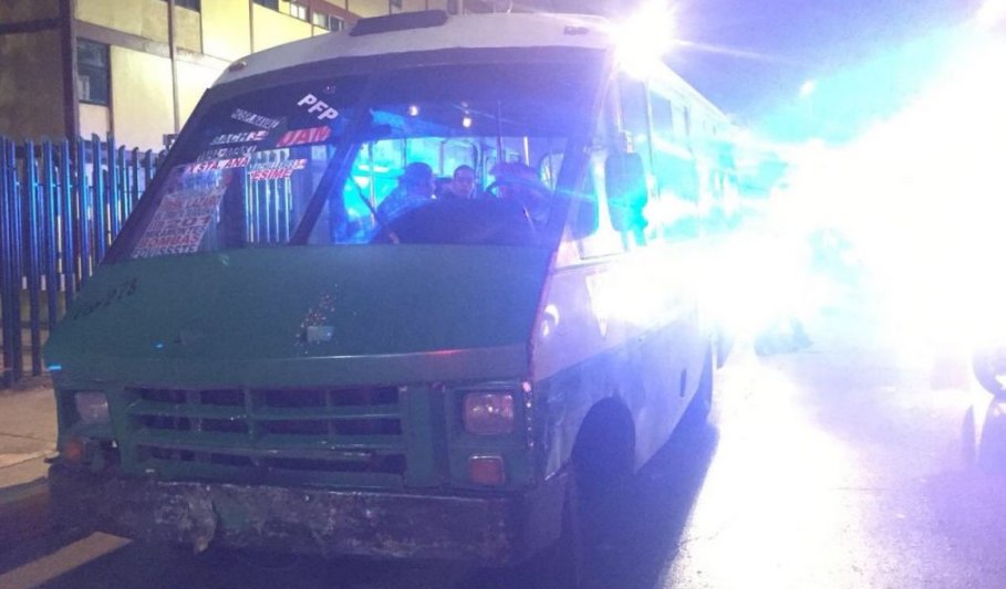 Reporte_Indigo's tweet image. #LoMásVisto En colonia #Balbuena de #CDMX, ciudadanos someten y golpean a presuntos asaltantes de transporte público bit.ly/2tG3BLC