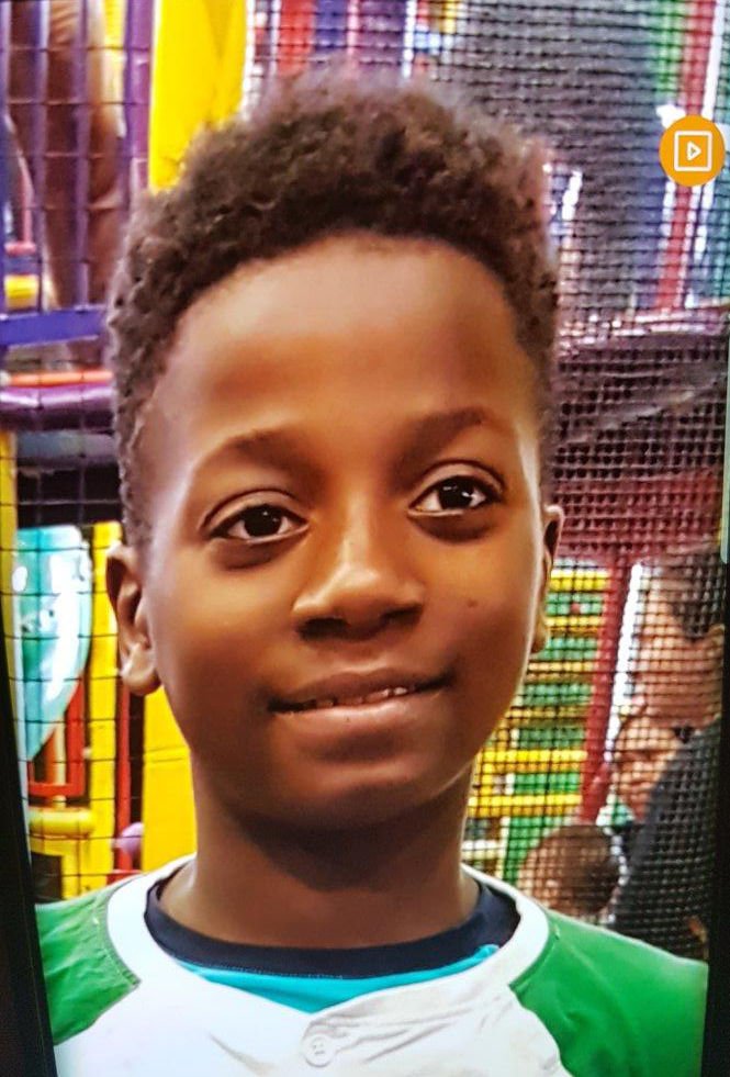 JdeMontreal's tweet photo. [À PARTAGER] Alerte AMBER: au moment de sa disparition, Ariel Jeffrey Kouakou portait un manteau noir avec un capuchon, des pantalons gris et des chaussures jaunes. L’enfant est âgé de 10 ans, il est noir et il parle français. Il mesure 1 m 40 (4 pi 7), pèse 40 kg (88lb). https://t.co/Hlh8cACfd0
