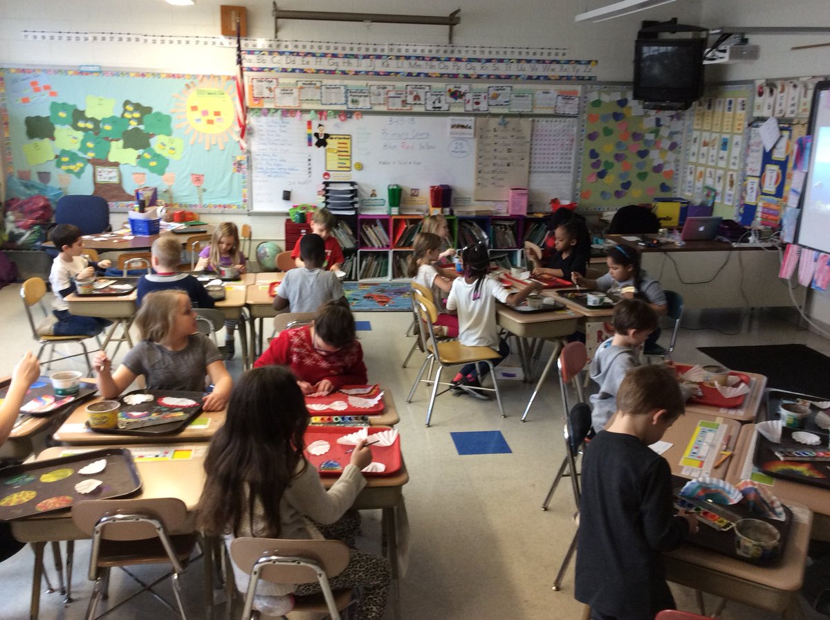 MrsVWells1's tweet photo. We are ready for the Snow to GO! Playing with color mixing as we paint rainbows using only primary colors! #GoGrewenow https://t.co/JEvhJESHTQ