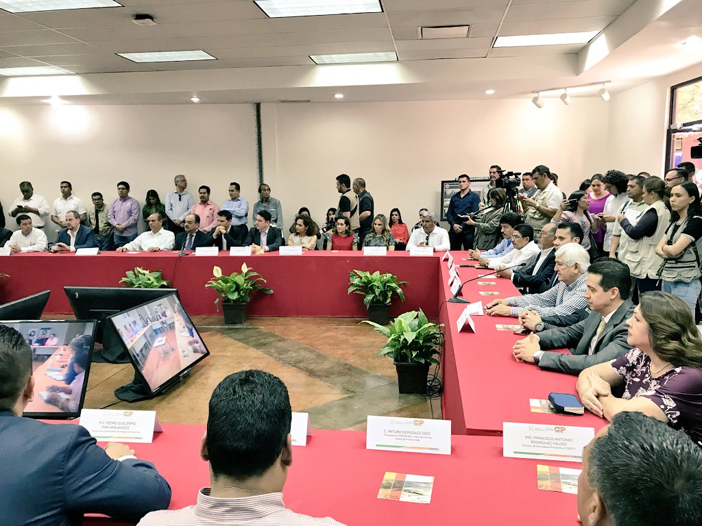 1campa's tweet photo. En la 1a Sesión Ordinaria de la Comisión Estatal de Productividad de #Sonora 2018, junto con la Gobernadora @claudiapavlovic, el Secretario del Trabajo @LicHoracioV, autoridades académicas de @UES_MX y @SoyUnison y representantes de @fundacionchile #INNOVUM https://t.co/3oZJRqdxaS