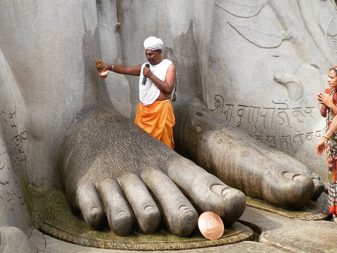 jainnewsviews's tweet photo. Can you caption This?

Post by @sudarshankulthe 

#bahubali #shravanbelagola#gomateshwara #jain #jainism #jinalaya#karnataka #ktdc #karnatakatourism#heritageofindia #heritageofkarnataka #india#indiantourism #streetofindia#indianphotography #bigstatue https://t.co/CzUOJRWx9f