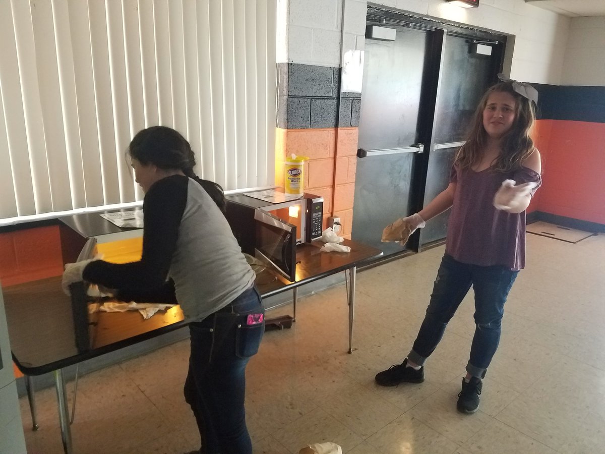 ELeatherman's tweet photo. #EMMSStuCo working to make our school shine as bright as the people in it! #ServiceLearning https://t.co/HLIAwjRMrs