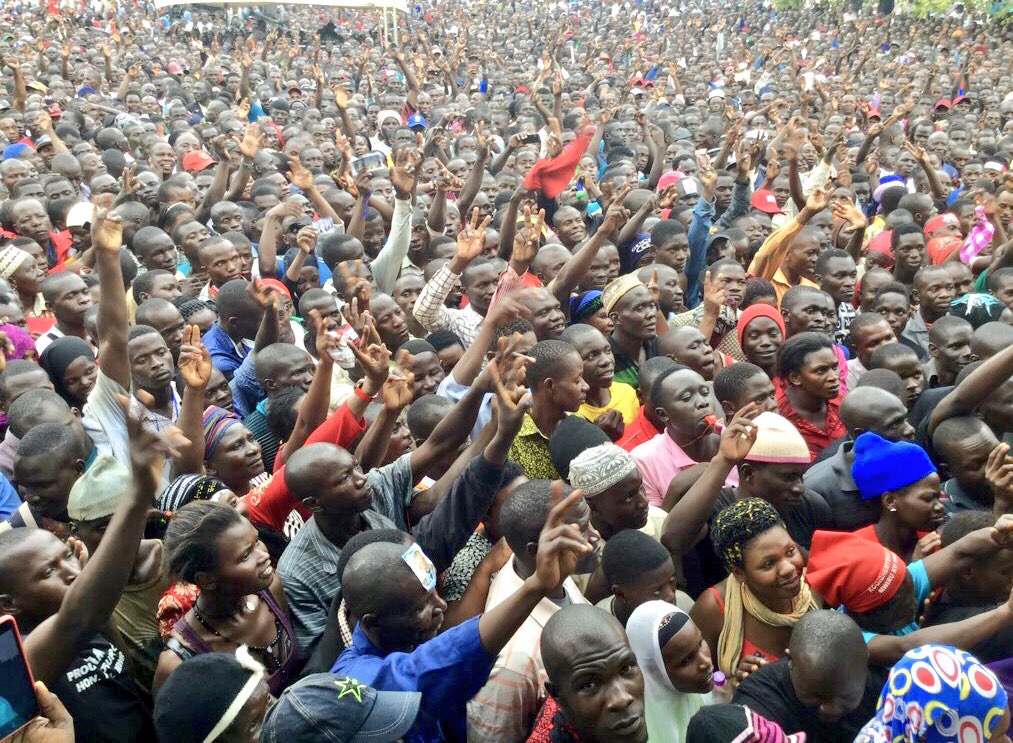 kizzabesigye1's tweet photo. Thank you Jinja for warm reception. JINJA must become GREAT AGAIN! Time for the nightmare to end. #TUBALEMESE @PGovUg @FDCOfficial1 @DPSecretariat1 @EriasLukwagoo @HEBobiwine @hon_mwiru @ntvuganda @nbstv @bbstvug @observerug @DailyMonitor @newvisionwire @892cbsFm @Radiosimbatweet https://t.co/RBhqQuW9n1