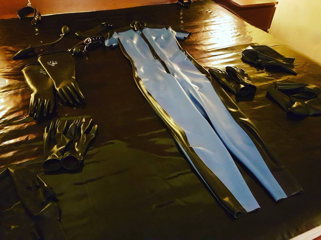 LuckyNumberL8X's tweet photo. Gonna have some latex action tonight...
#latexsuit #latexmask #rubbergloves #rubbersocks #heavyrubber #handcuffs #gag #bdsm #latex #rubber #gummi #fetish #fetishlife #latexlovers #rubberlife #latexfetish #rubberfetish #fetishcouple #latexcouple #couplesinlatex #rubbercouple https://t.co/PHoBHelnmk