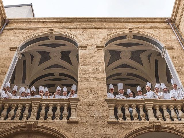 castellougento's tweet photo. Our Spring Class of 2018 #culinaryinstituteofamerica @castellodiugento Puglia Culinary Centre 👩🏻🍳👨🏼🍳 aren’t they regal!! *
*
#igtravel #bari #puglia #lecce #rome #positano #culinary #weareinpuglia #mediterranean #masseria #luxurylifestyle #5sta… https://t.co/n7Si90ULYx https://t.co/ZjfNXbAZOT
