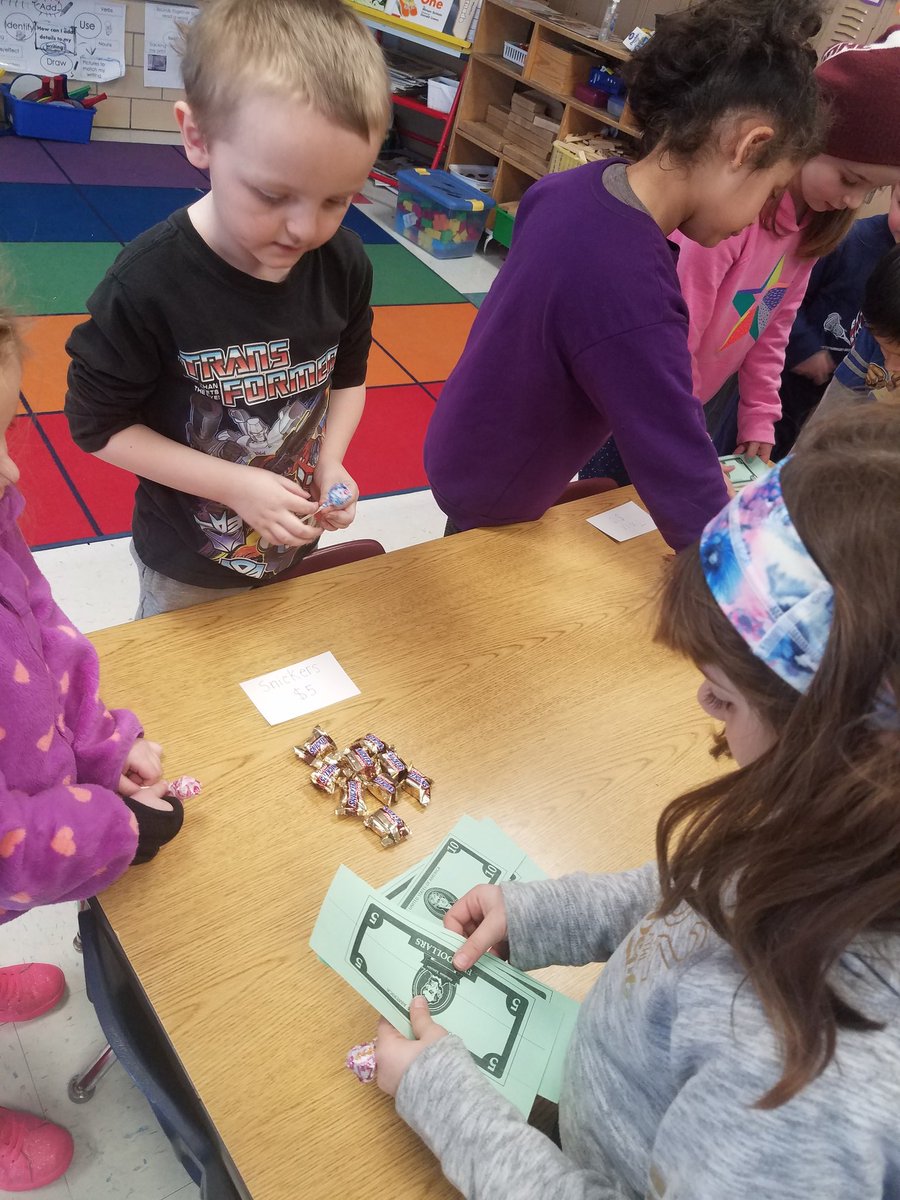 Nicky_Fields_'s tweet photo. K and 1st grade Ss began this session of the Business club by exploring in groups what it means to be a purchaser and a seller. Ss were able to use math &amp; counting skills to "purchase" candies &amp; decide why some cost more than others! https://t.co/tLIse1o3fB