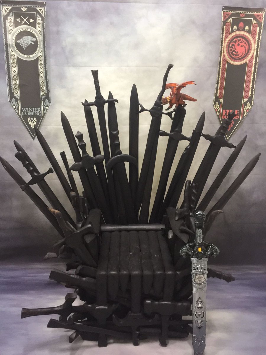 ikikafaa's tweet photo. Tahtadan kılıçlarla oynardık da, böyle bir şey yapacağımı hiç düşünmezdim. #GameOfThrones https://t.co/ogByBoGXdh