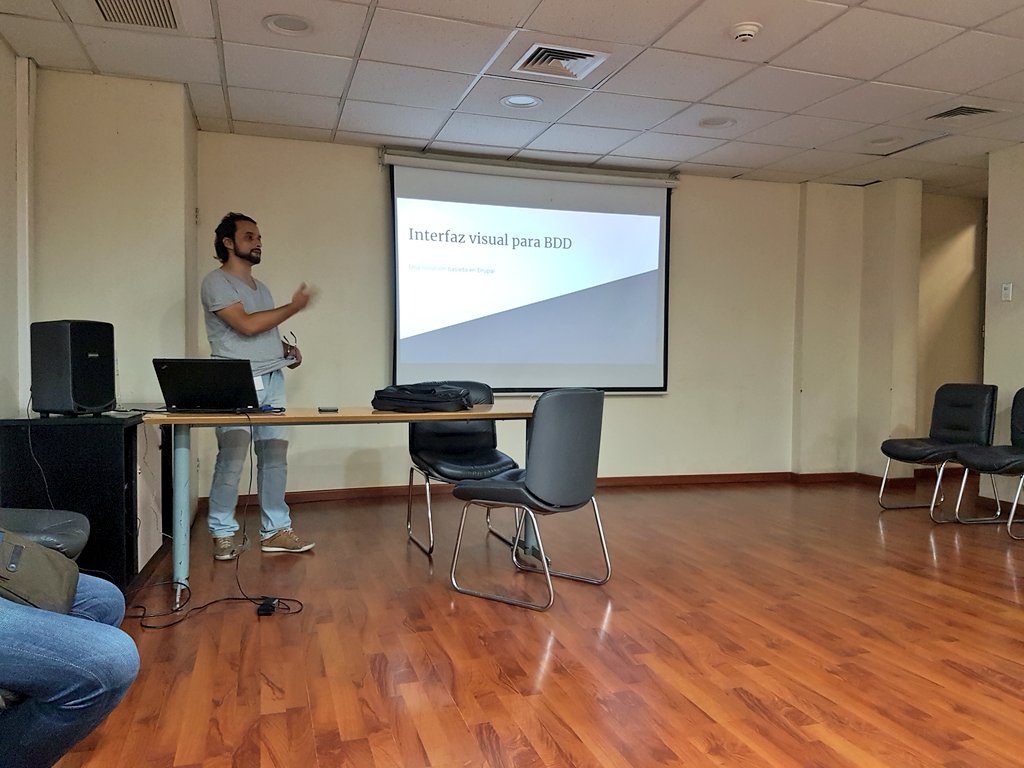 drupalcl's tweet image. Ya estamos devuelta con las juntas drupaleras.  @francort_ presenta &quot;Interfaz visual para BDD&quot;
