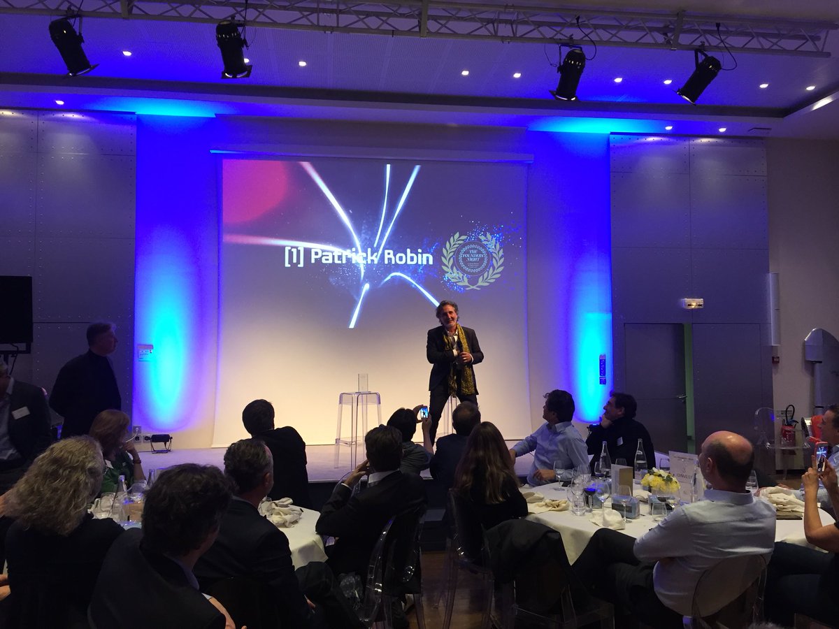 PionniersDigiFR's tweet photo. Les participants #TheFoundersNight ont choisi de distinguer @robin24h00 en tant que représentant emblématique des #PionniersDuDigital 🇫🇷 https://t.co/v6hu1eoaTH
