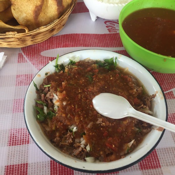 Una birria calerense para despertar y comenzar el día 😋
#SaboreaZacatecas
#ZacatecasDeslumbrante

<a href="/SECTUR_mx/">SECTUR México</a> @CANIRAC_ZAC