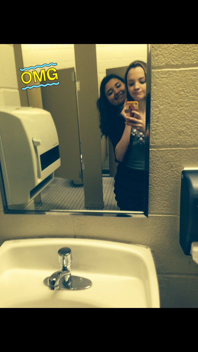 KikiShaeS's tweet image. hbd dweens, dweena, dween swizzle aka taylor lautner (lolz)😻 miss ur fab hair &amp;amp; old bathroom pics in 7th/8th grade (peep the second pic)😩 #hotties #wolvesforever hope ur day is amazing😘 ily💟