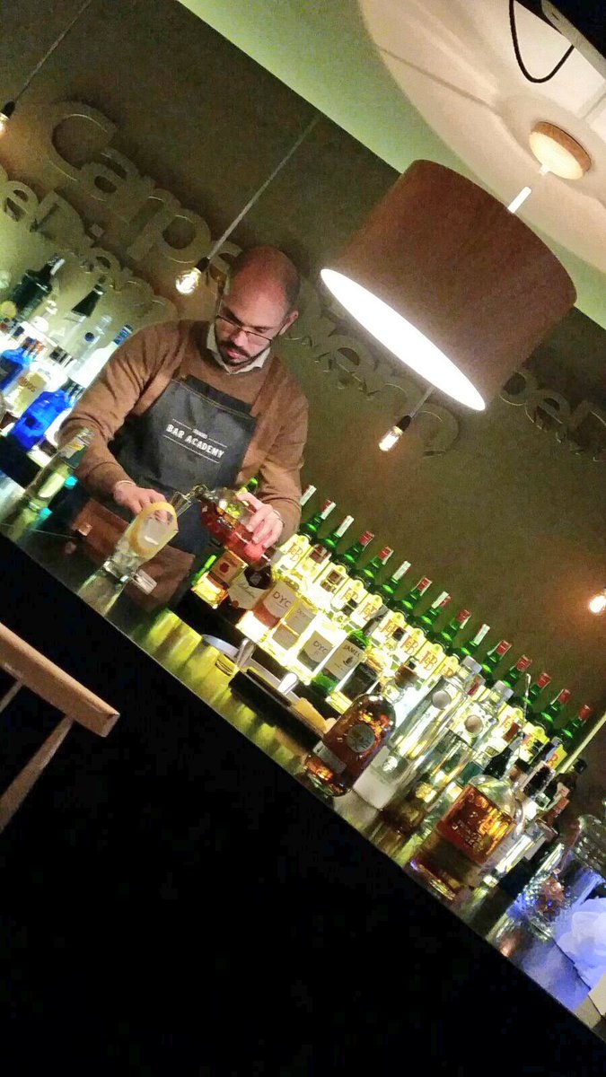 CarpeDiemCC's tweet photo. Masterclass🤗🤗
Esta tarde nos acompañaron @Diageo_News para un curso de cócteles💙 https://t.co/hP2TqcNou9