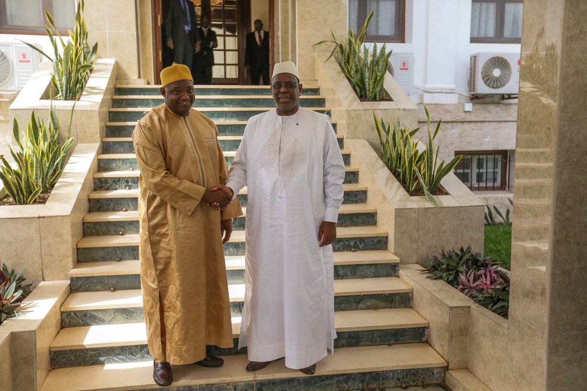 Macky_Sall's tweet photo. Dans certains endroits du monde, on érige des murs. Le Sénégal et la Gambie élèvent des ponts. Nous travaillons avec le Président Adama Barrow pour renforcer les liens profonds entre nos deux pays 🇸🇳🇬🇲 https://t.co/OXSejqphIY