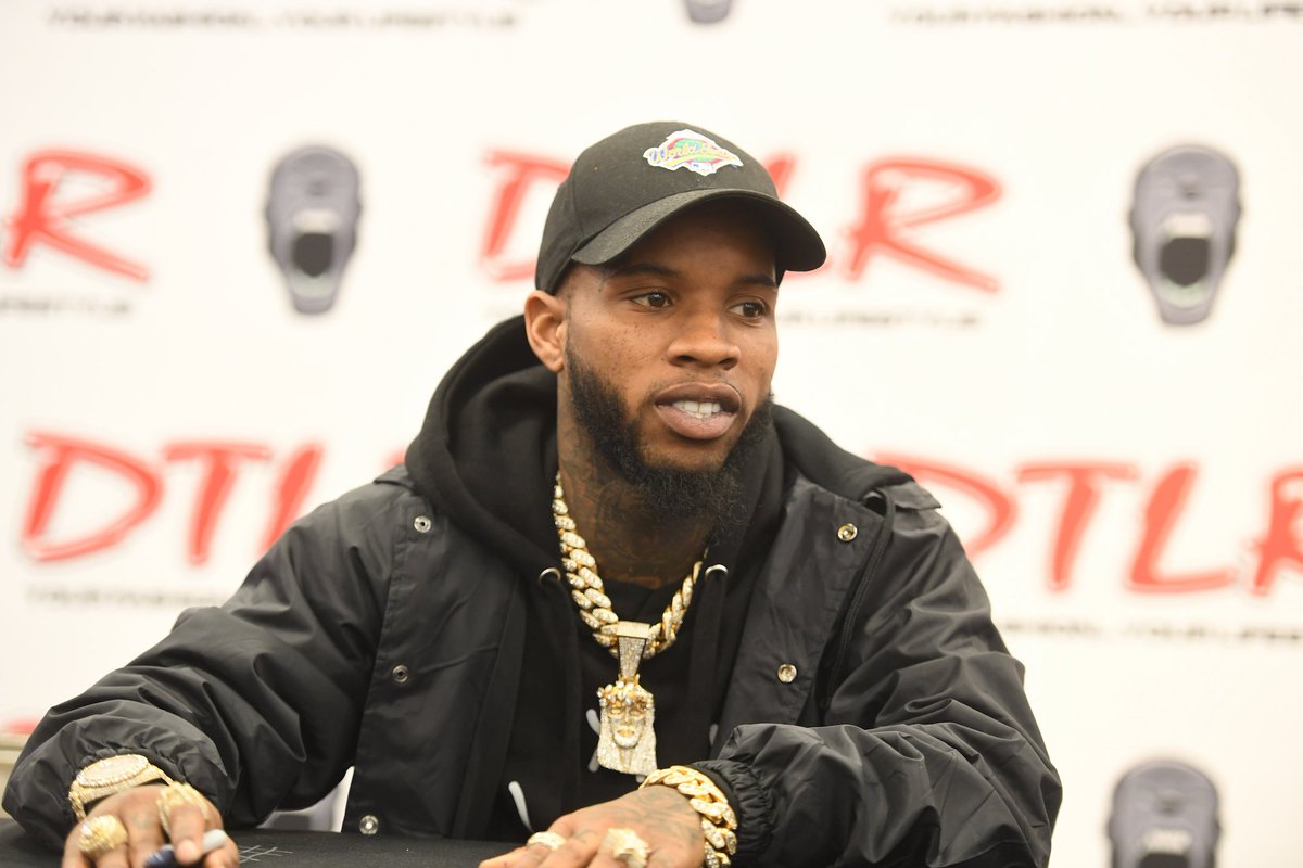 ComplexMusic's tweet photo. Video surfaces of alleged argument between Tory Lanez and Travis Scott. https://t.co/6ZDL2fMwPV https://t.co/RcGMnjfLN8