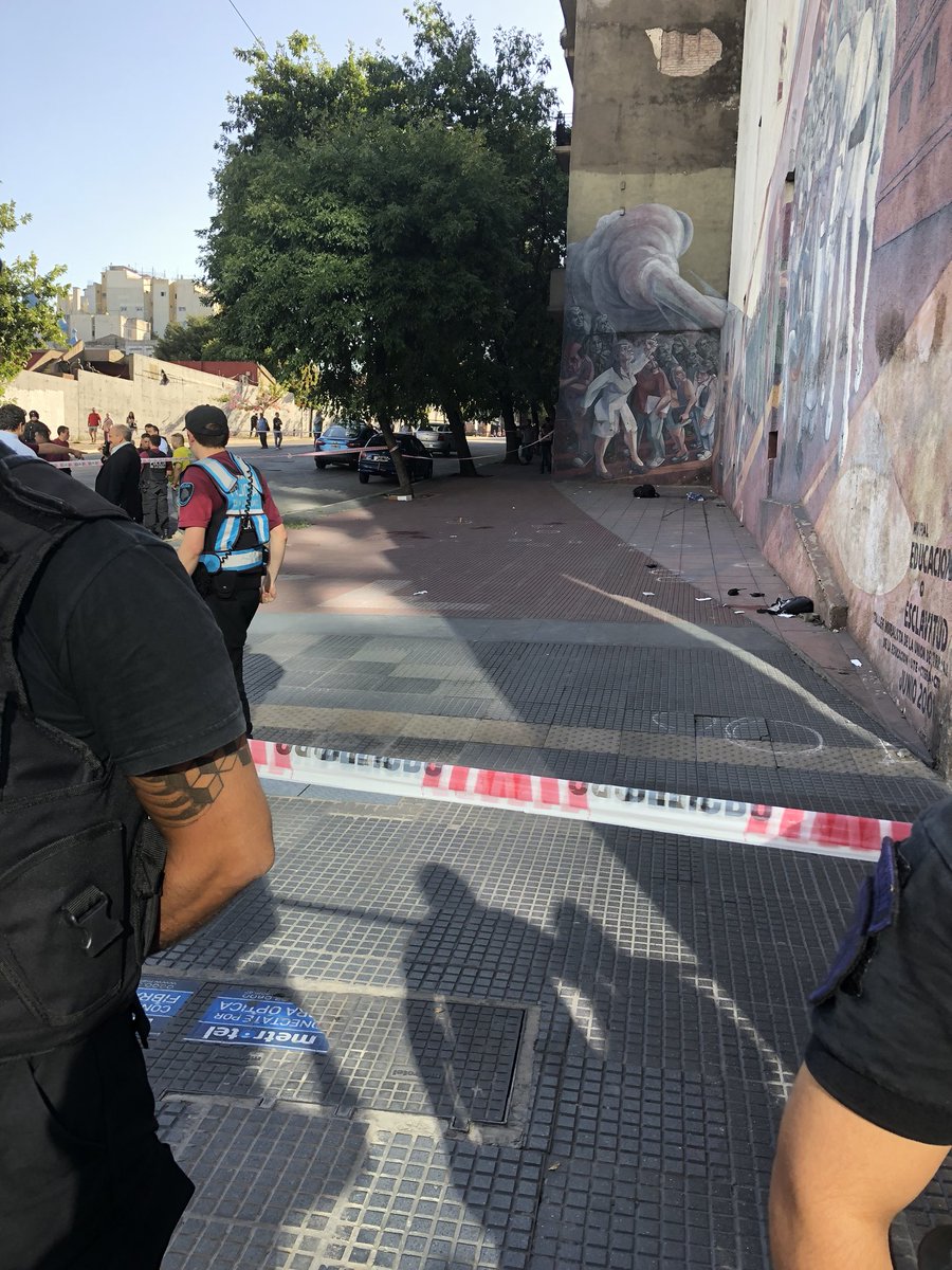 nicofeuer's tweet photo. Tiroteo en la esquina de Paseo Colón y Garay. Hay policías heridos. @telefenoticias https://t.co/8ZUadZxhMH