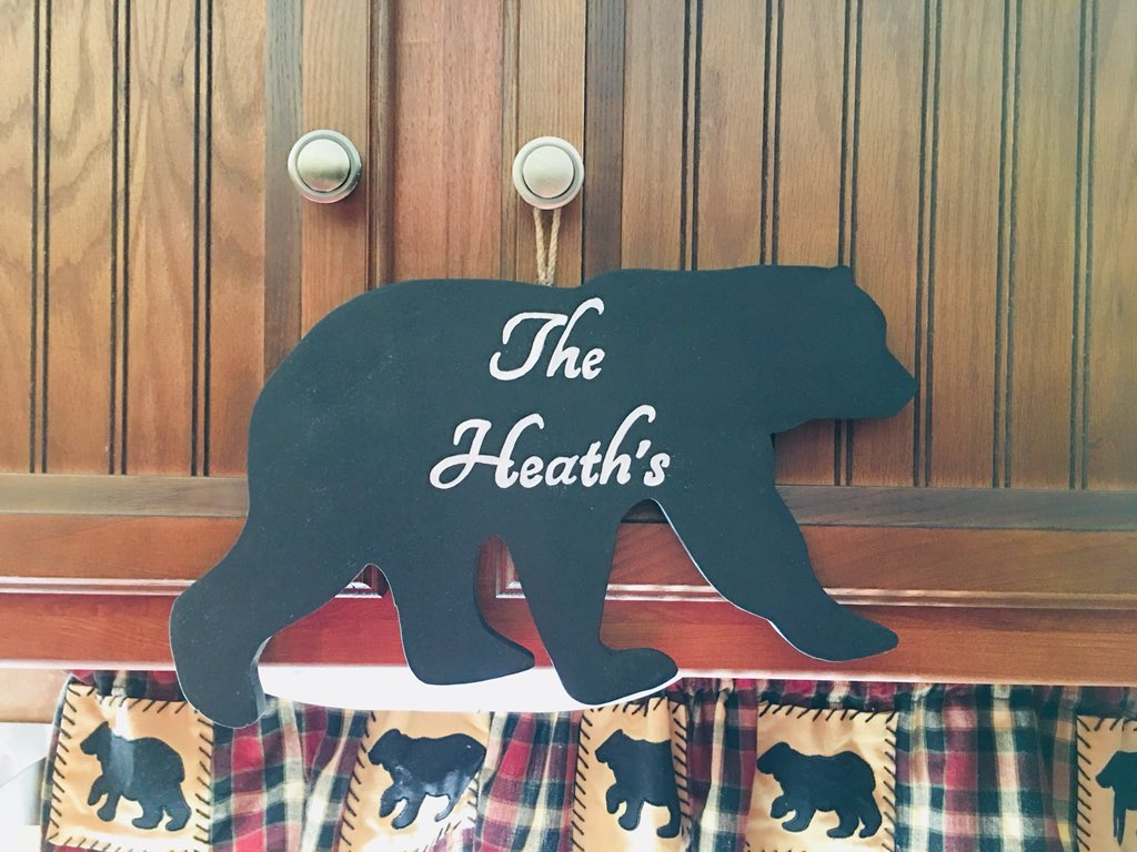 harlq0805's tweet photo. I made this custom for my mom. She was so happy. She put the little bear in her camper. I guess you could say she’s one happy camper. 😂🐻#GeekChicHome #EtsySeller #customsigns #comingsoontogeekchichomeetsyshop https://t.co/hqvtaM87Ia