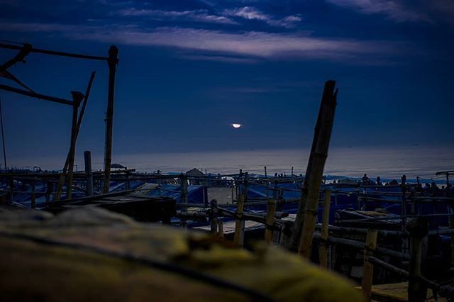 The Puri Beach Market, While it's sleeping..🏖️🏖️🌛🌛
.
#india #instagram #kolkata #puri #people #photography #art #ig_street #indianshutterbugs #indianphotographers #desi_diaries #yourshot_india #incredibleindia #yourclicks #monochromeindia #myspc … ift.tt/2FG0aGp