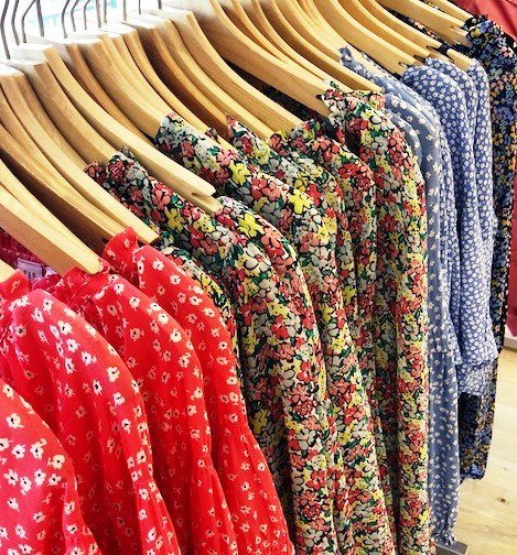 ShopDeerPark's tweet image. How to wear the perfect florals for Spring. For Spring 2018, look for florals done in muted tones and airy fabrics. Read more about the #SpringTrend here: bit.ly/2oWCqYu #ShopDeerPark #Trends #fashion #floraltrend