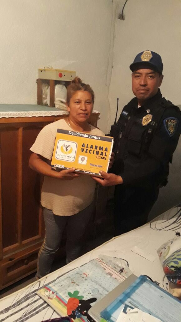 Fer_MercadoG's tweet photo. Seguimos laborando en equipo @SSP_MContreras y @SSP_CDMX  con la entrega e instalación de alarmas vecinales en hogares contrerenses ¡estamos trabajando por tu seguridad! #LaNuevaFormaDeGobernar https://t.co/FET0i5db4p